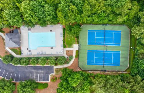 Pool and Patio, 8 minutes from Mall of Georgia! - Foto 12