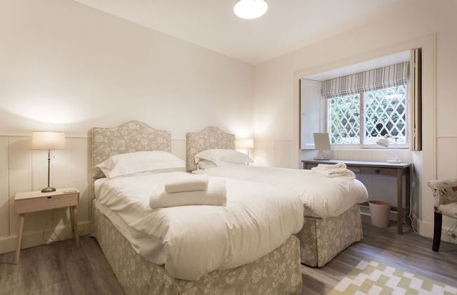 JOIVY Stunning 3 Bed Lodge With Gardens At Gilmerton House - Photo 3