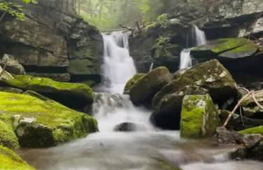 Unique and Private 25ft Waterfall House in Hunter - Foto 57