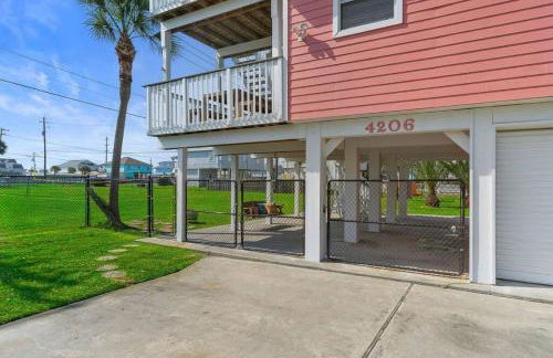 Coastal bungalow with huge yard, comfy deck and close to beach - Foto 31