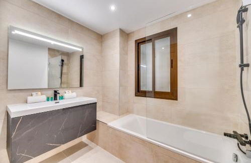 VACATION MARBELLA I The Sunrise Golden Mile Flat, Next to Convention Center, Recently Refurbished, Prime Location, 300m to the BEACH - Foto 35