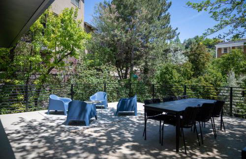 Relaxed Hillside Retreat with Hot Tub and Skyline Views - Foto 11