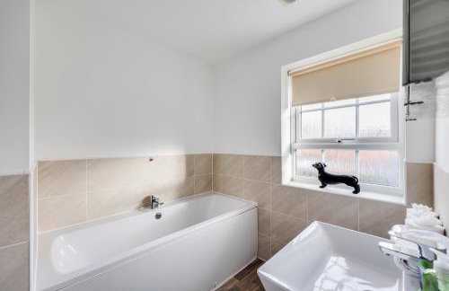 Stunning Detached House with Driveway Parking, Office Room, Self-Check-In, Fast WiFi and Smart TV with Sky and Netflix by Yoko Property - Photo 19