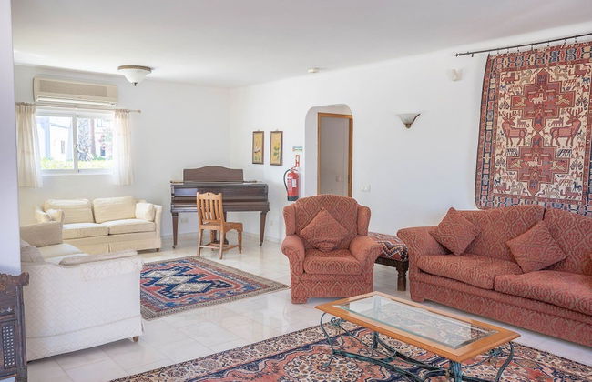 Silver Beautiful 4 Bedroom Vila Just Steps TO TH - Foto 21