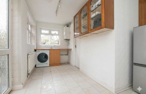 Spacious 6BR Family & Group Home Garden & Parking Sleeps 10 - Foto 15