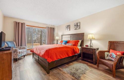 Large 2 Floor Condo, Pool Pass, Beach Club, walk to Shanty Creek - Foto 9