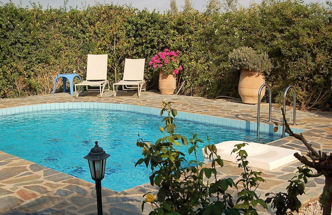 Enticing Villa in Loutra with Private Pool & Garden near Beach - Photo 1