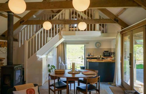 Escape to an Idyllic Countryside Couple's Retreat - Photo 17