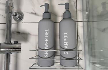 'The Elegant Comfort' - A Stunning Luxury 2-Bed Flat with Private Garden & Patio - Free Parking - Photo 20