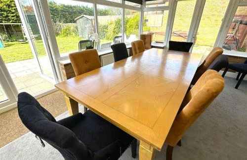 Kennedy Villa - 5 Bedroom House with Hot Tub, WiFi, Free parkings, Close to Bicester Village - Foto 32