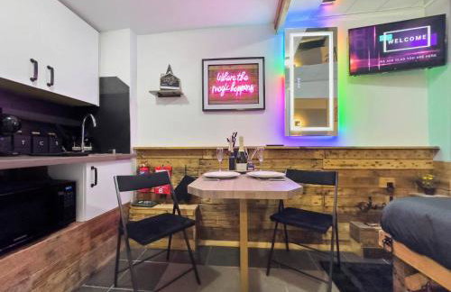 Kinky Kabin w Hot Tub, Sauna and Rooftop Garden - Foto 20