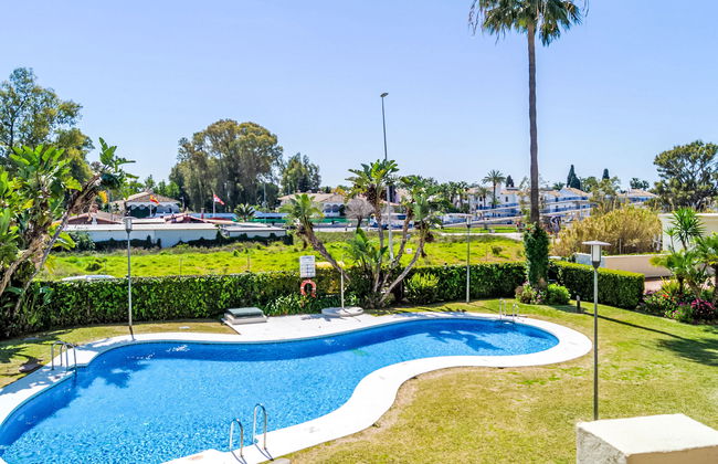 2 bedroom Apartment in Marbella with swimming pool and garden - Photo 15