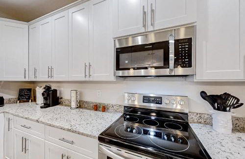 Newly-built 2-story home near the ocean with patio, washer/dryer, streaming - Photo 9