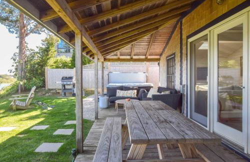 Seaside Retreat w Private Beach Landing - Foto 23