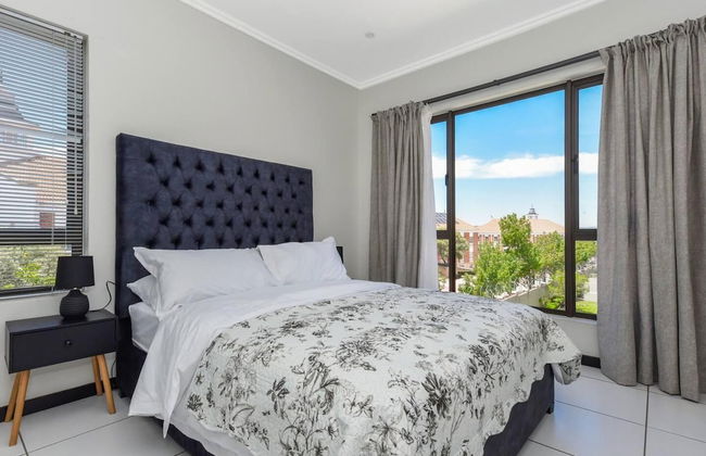 2 Bed Flat - Sleeps 4 - Pool - Garden - Parking - Photo 4