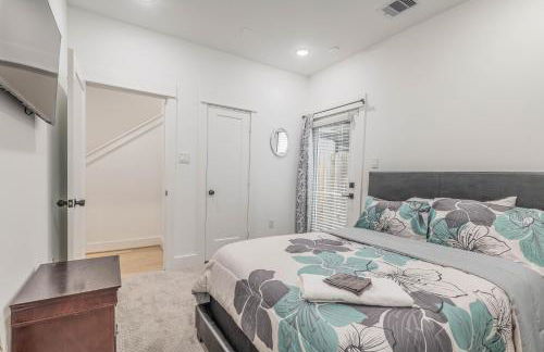 Cozy Duplex Mins to DT/ MCTR, free wi-fi/ Parking - Photo 14