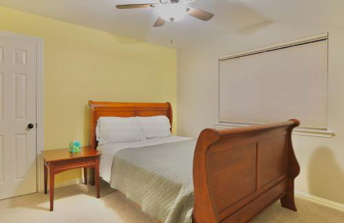 Gorgeous 4 bedroom 2,5 bath Home with Heated Pool, Spa & Game Room close to DFW Airport - Photo 7