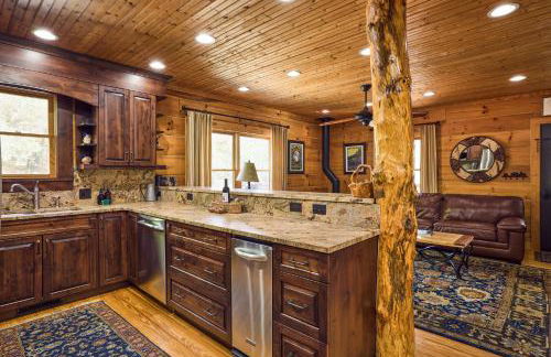 Romantic Penrose Cabin with Pond, Trails and Hot Tub - Foto 9