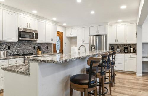 Beautiful Torch Lake House with Beach Access home - Foto 28