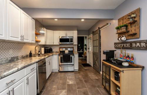 Near Drake/Downtown packed w/Amenities - Hot Tub - Movie Theater - Photo 35