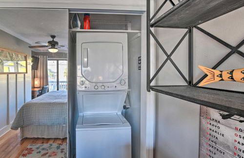 Eclectic Condo with Balcony 1 Block to Beach! - Foto 14