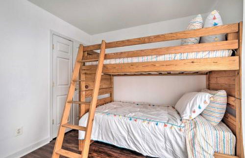 Pond-View Deck and Pool Table Woodbridge Haven! - Foto 18