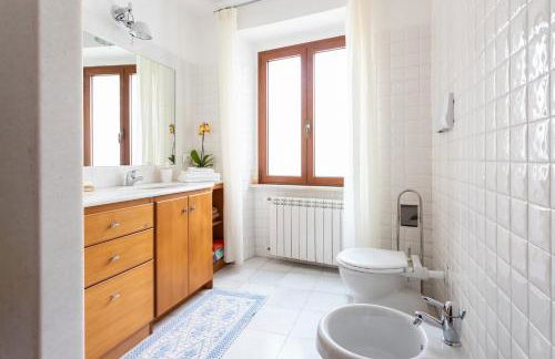 Spacious 3-Bedroom Apartment with Courtyard in Tempio Pausania - Perfect for Families - Foto 23