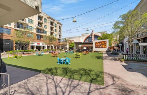 Stroll to Downtown Alpharetta AND Avalon Shops - Foto 46