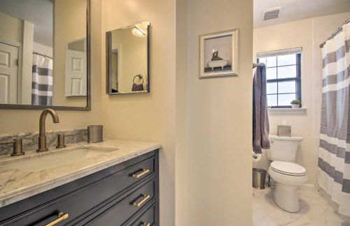 Modern Mountain Retreat with Deck and Hot Tub! - Foto 17