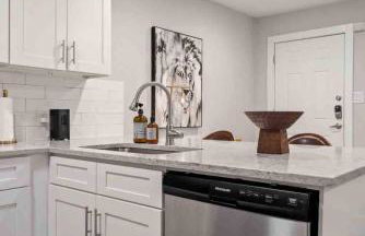 Steps away from Downtown Restaurants and Bars - King Bed - Foto 10