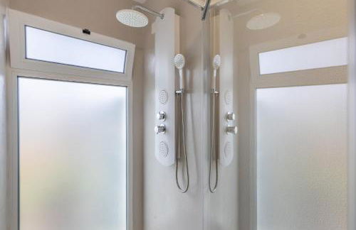 Scenic Home with Panoramic Sea & Mountain Views in São Vicente - Foto 13