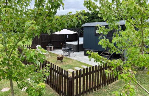 Shepherds Hut with Hot Tub - Foto 6