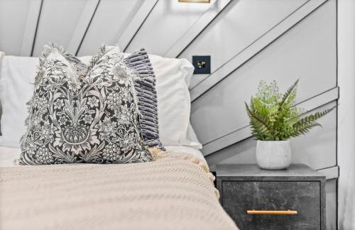 The Oak Sty - 2 Bed Countryside Cottage Escape in Durley with Hot Tub, Unique rural retreat, Private Parking, Sleeps 4 & Pet friendly - By Blue Puffin Stays - Photo 12