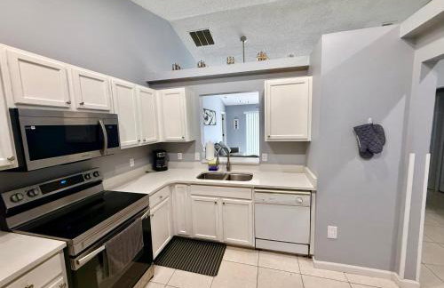 Grand Deluxe Pines 3BR Pool Home near Disney - Foto 3