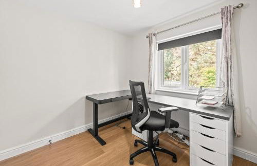 Polmont Haven: Spacious 4- Bedroom Retreat - Foto 30