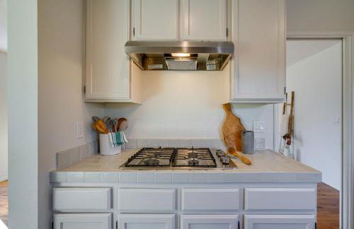 Seaside Home with Hot Tub and Patio Close to Beaches! - Foto 8