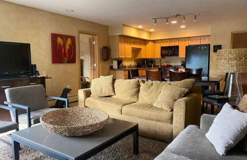 Best location in the heart of lions head, Ski lockers, jacuzzi and pool - Photo 6