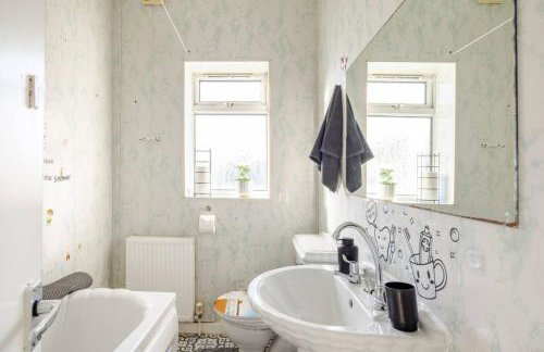 2BR Home in Gorton, Free Parking & Wi-Fi - Foto 7