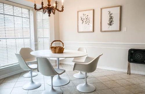 Designer Single Story 4 bed 3 bath home in mid-century style with big backyard and garage - Foto 18