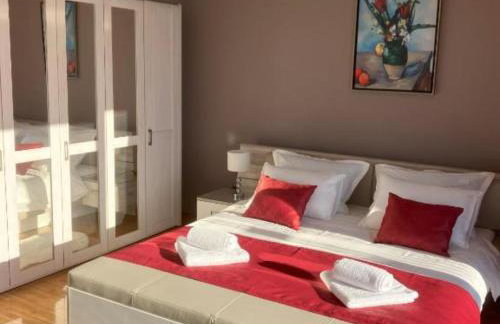 Beachfront Luxury Villa with Private Pool and Stunning Sea Views - Photo 29