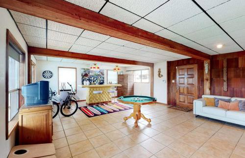 Mid-Century Modern Lake House with Private Waterfront Pool & Boat Dock - Photo 23