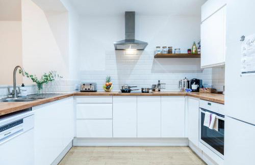 Cozy 3 Bedroom Terrace Cottage in Epsom - Photo 3