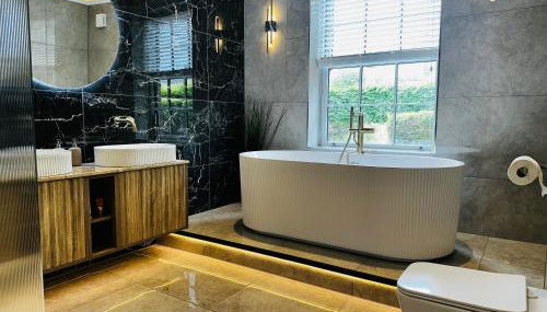 Red Roofs - 5BR Luxury - Large Gardens - EV Point - Near Edinburgh - Foto 2, towels, Shower