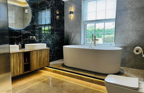 Red Roofs - 5BR Luxury - Large Gardens - EV Point - Near Edinburgh - Photo 2