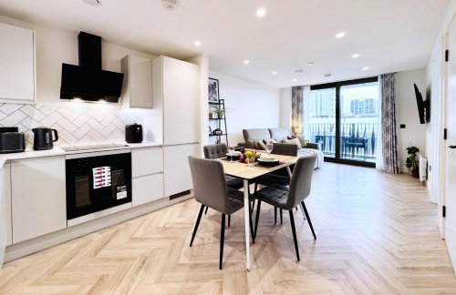 HEYHOO NQ Modern 1-Bed Apartment with Balcony Manchester City Centre - Holiday Home by HeyHoo - Photo 3