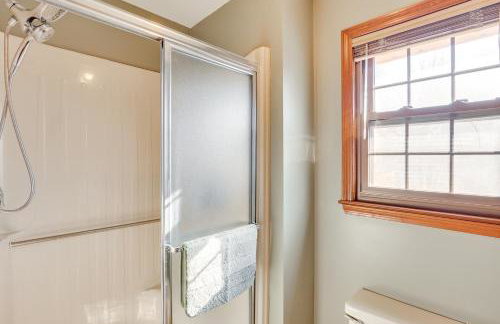 3,000-Sq-Ft Group Getaway with Pool Near Kansas City - Foto 23