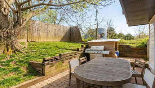 Modern 5BR Home with Mtn Views BBQ & Pool Table - Foto 4, Garden view