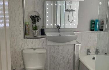 Spacious two bedroom flat, entire property - Photo 9