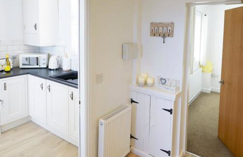Delightful beachfront apartment - 2 bedrooms sleeps 4 - parking & stunning views - Foto 16