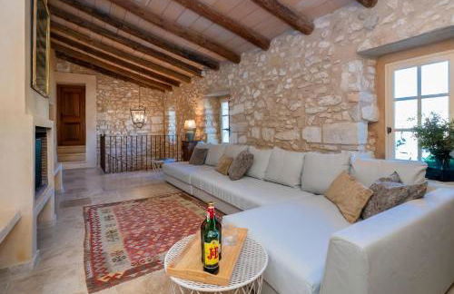 Casa de Piedra ubicada en el exclusivo wine village de Viladellops, te ofrece una experiencia única, donde el lujo y la tradición se fusionan en un entorno natural privilegiado - Foto 15